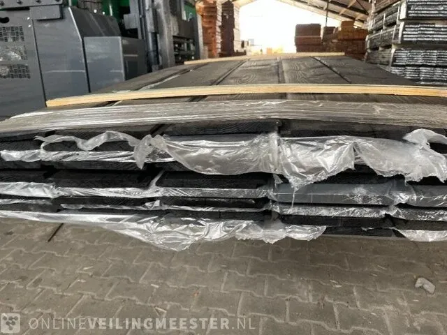 Ca. 80x douglas gg (veer en groef) zwart gecoat , 18x135mm, lengte 570cm - afbeelding 3 van  3