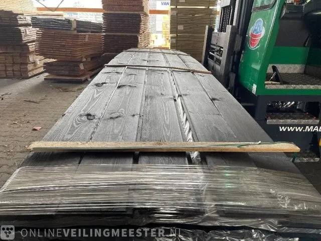 Ca. 80x douglas gg (veer en groef) zwart gecoat , 18x135mm, lengte 570cm - afbeelding 1 van  3