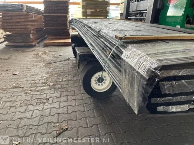 Ca. 80x douglas gg (veer en groef) zwart gecoat , 18x135mm, lengte 570cm - afbeelding 2 van  3