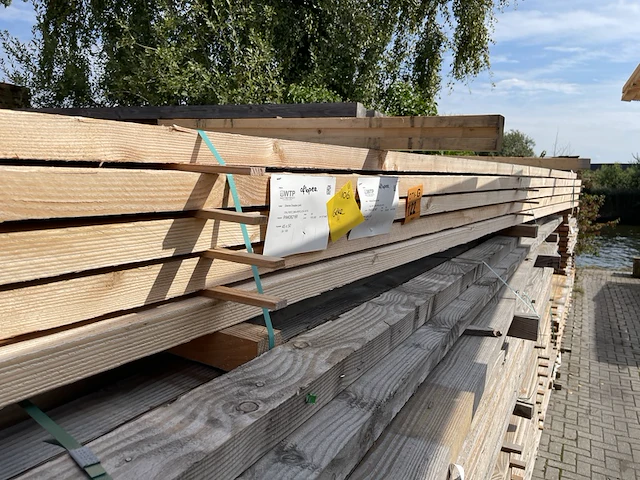 Ca. 80x douglas palen fijnbezaagd, 45x50mm, lengte 500cm - afbeelding 2 van  3