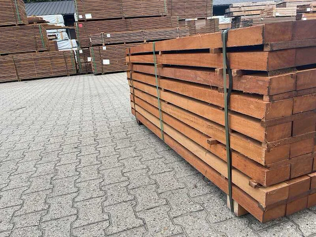 Ca. 81x angelim pedra balken fijnbezaagd , 55x105mm, lengte 250cm - afbeelding 2 van  4