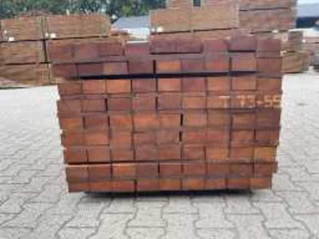 Ca. 81x angelim pedra balken fijnbezaagd , 55x105mm, lengte 250cm - afbeelding 3 van  4