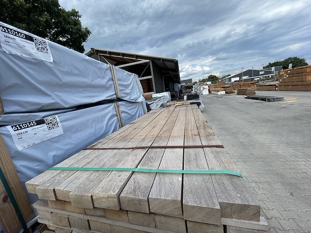 Ca. 81x angelim pedra regels fijnbezaagd, 55x105mm, lengte 250cm - afbeelding 1 van  3