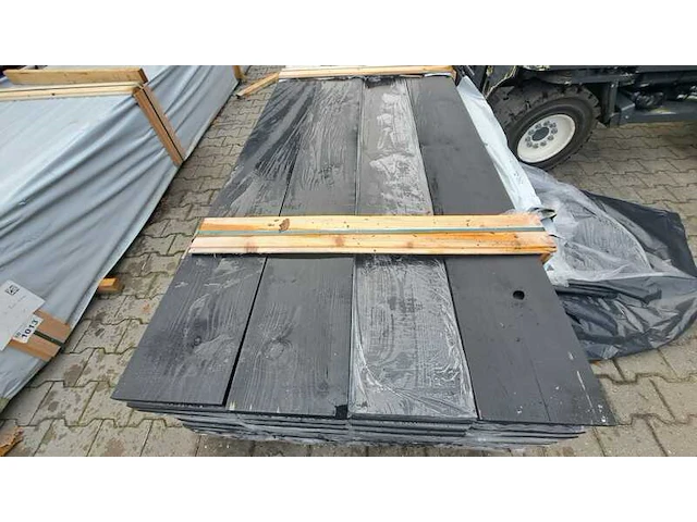 Ca. 83x vuren planken fijnbezaagd zwart gecoat, 22x245mm, lengte 510cm - afbeelding 1 van  3