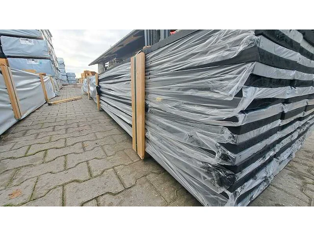 Ca. 83x vuren planken fijnbezaagd zwart gecoat, 22x245mm, lengte 510cm - afbeelding 2 van  3