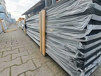 Ca. 83x vuren planken fijnbezaagd zwart gecoat, 22x245mm, lengte 510cm - afbeelding 2 van  3