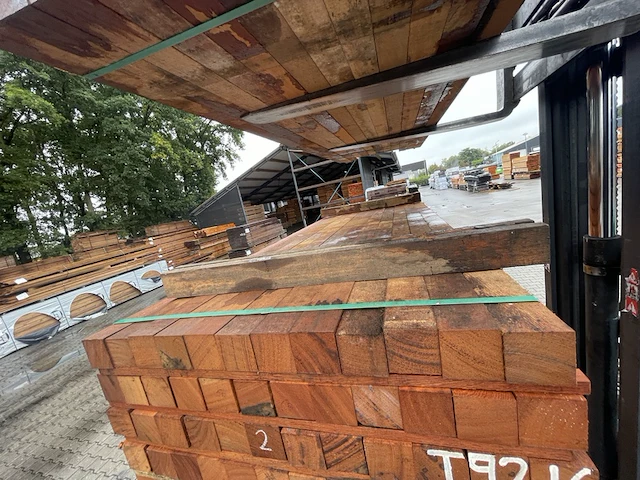 Ca. 84x angelim pedra palen fijnbezaagd, 78x78mm, lengte 24/250cm, 14/275cm, 46/300cm - afbeelding 1 van  3