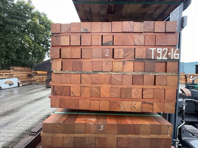 Ca. 84x angelim pedra palen fijnbezaagd, 78x78mm, lengte 24/250cm, 14/275cm, 46/300cm - afbeelding 3 van  3