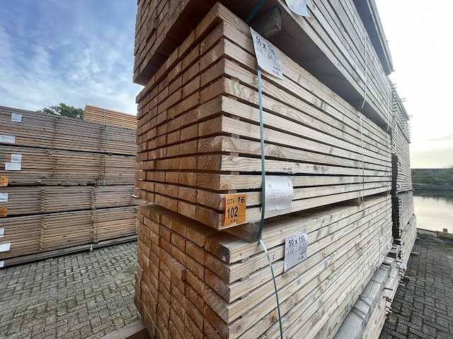 Ca. 84x douglas balken fijnbezaagd, 50x150mm, lengte 300cm - afbeelding 4 van  4