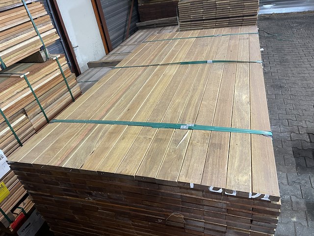 Ca. 84x guyana ipé planken geschaafd, 21x70mm, lengte 215cm - afbeelding 1 van  4