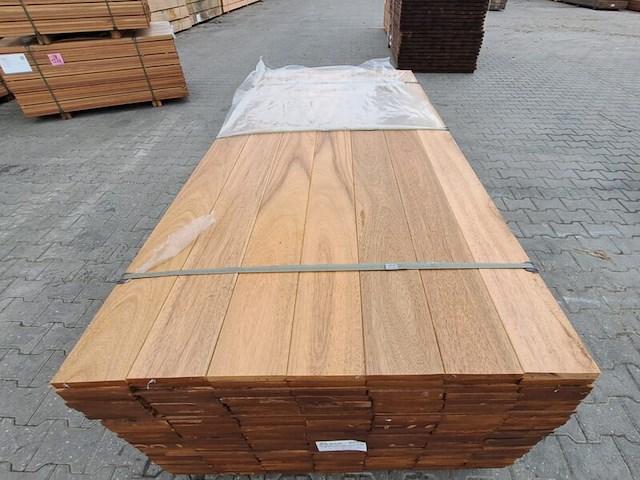 Ca. 84x guyana teak planken geschaafd, 21x145mm, lengte 125cm - afbeelding 1 van  4