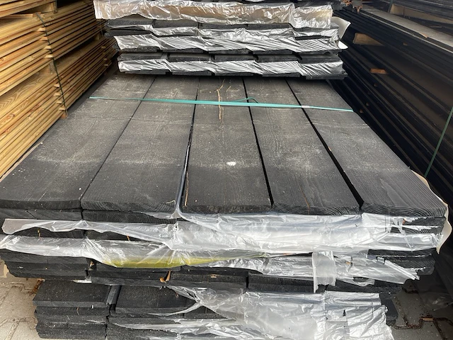 Ca. 84x vuren planken fijnbezaagd zwart gecoat, 22x245mm, lengte 540cm - afbeelding 1 van  3