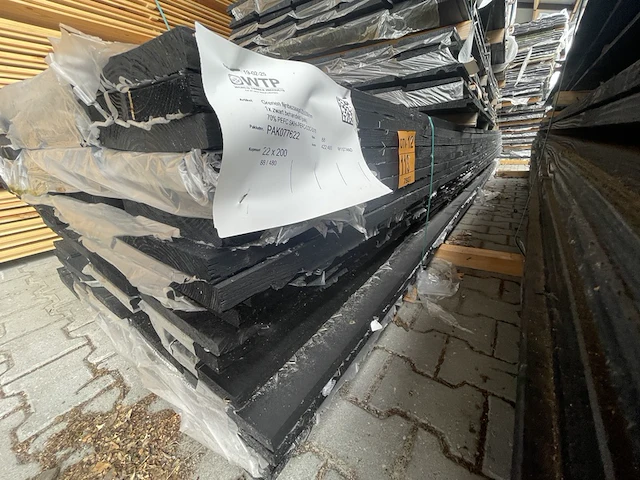 Ca. 84x vuren planken fijnbezaagd zwart gecoat, 22x245mm, lengte 540cm - afbeelding 2 van  3