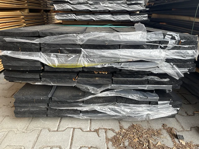 Ca. 84x vuren planken fijnbezaagd zwart gecoat, 22x245mm, lengte 540cm - afbeelding 3 van  3