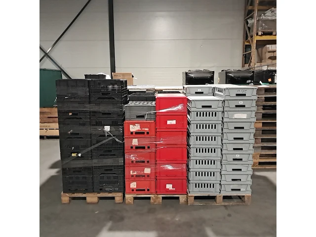 Ca. 85x diverse kunststof stapelbakken - afbeelding 1 van  11