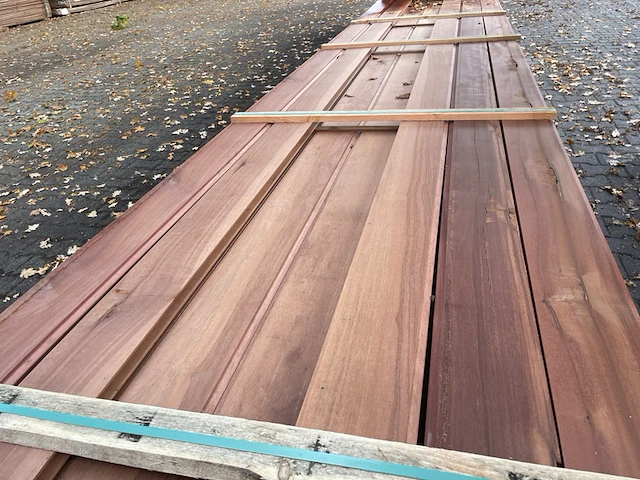 Ca. 86x massaranduba damwand-/ paardenboxprofiel, 28x140mm, lengte 39/400cm, 47/500cm - afbeelding 1 van  3