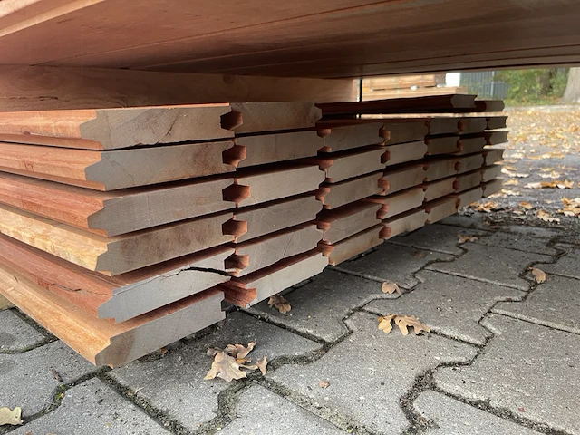 Ca. 86x massaranduba damwand-/ paardenboxprofiel, 28x140mm, lengte 39/400cm, 47/500cm - afbeelding 3 van  3