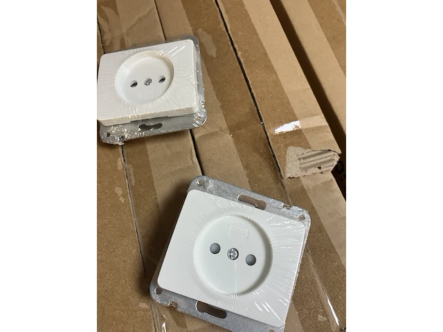Ca. 900x stopcontacten inbouw - afbeelding 2 van  2
