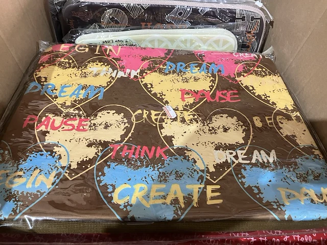 Ca. 92x laptop sleeves, diverse merken, diverse kleuren - afbeelding 3 van  9