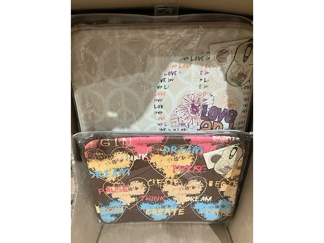 Ca. 92x laptop sleeves, diverse merken, diverse kleuren - afbeelding 5 van  9