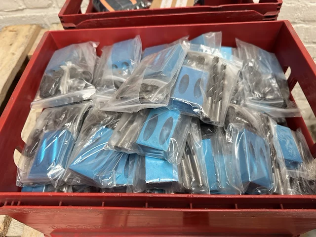 Ca. 95x gatenmal set met transportkratten - afbeelding 1 van  4
