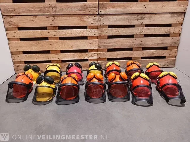 Ca.14x bosbouwhelm oa. stihl en peltor - afbeelding 1 van  5