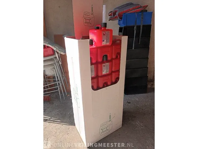 Ca.48x nieuwe jerrycans met schenktuit , rood - afbeelding 1 van  4
