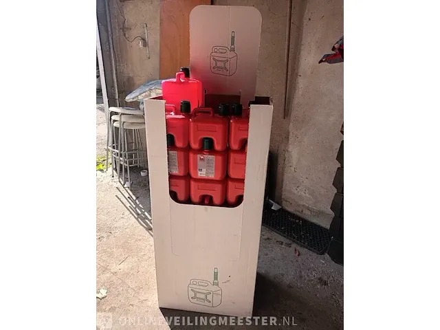 Ca.48x nieuwe jerrycans met schenktuit , rood - afbeelding 2 van  4