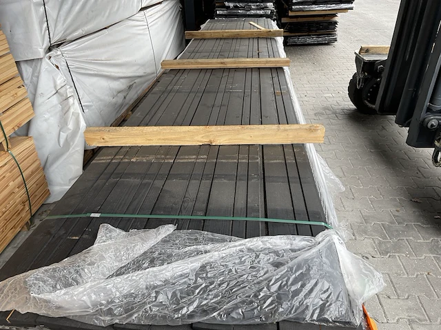 Ca.50x grenen zweeds rabat zwart gecoat, 16x195mm, lengte 480cm - afbeelding 1 van  3