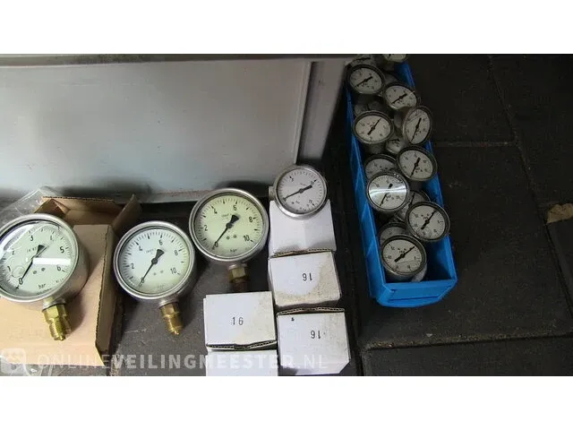Ca.70x rvs manometers, messing aansluitingen, diverse formaten en meetbereiken manfred junnemann, diversen, rvs-messing - afbeelding 1 van  6