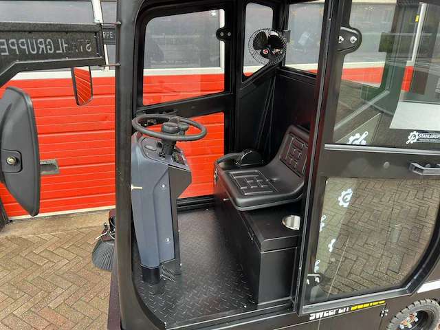 Cabine veegmachine, zelfrijdend - afbeelding 26 van  28