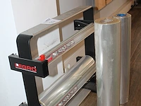 Cadeaupapier dispencer legro met twee rolhouders, breedte 58 cm en hoogte 55 cm en twee rollen folie. - afbeelding 2 van  3