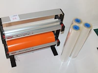 Cadeaupapier dispencer legro met twee rolhouders met breedte 58 cm, hoogte 55 cm en diverse rollen papier/f...