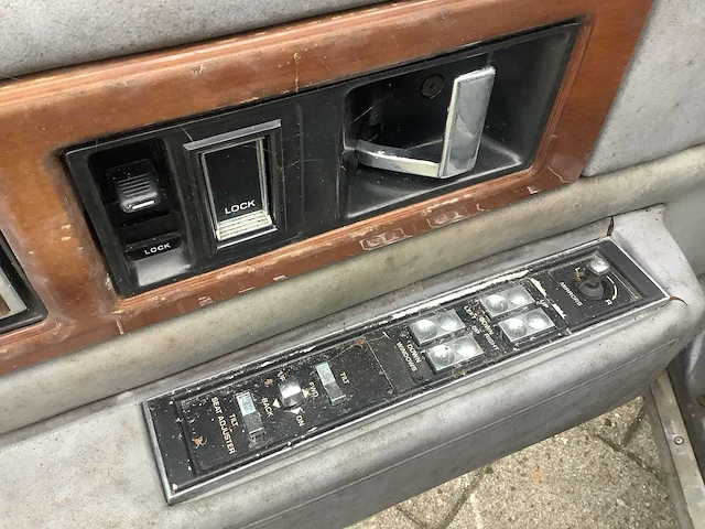 Cadillac - 1990 - fleetwood - personenauto - afbeelding 21 van  22
