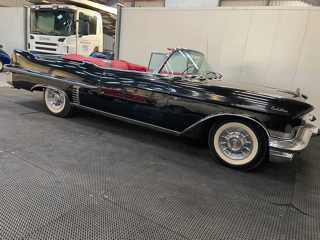 Cadillac - series 62 convertible - oldtimer - 1957 - afbeelding 2 van  39