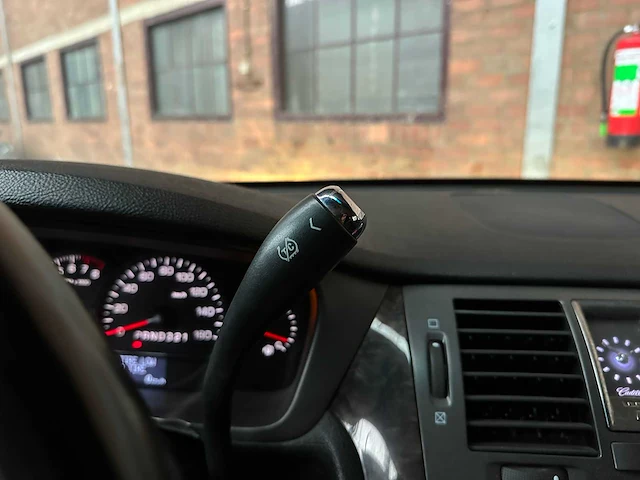 Cadillac six door limousine superior 6-deurs rouwauto 2010 - afbeelding 20 van  47