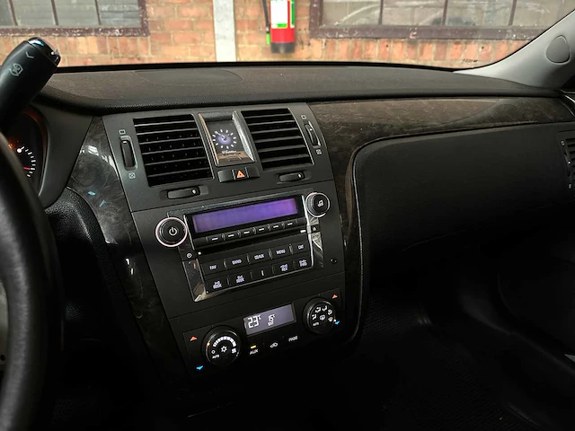 Cadillac six door limousine superior 6-deurs rouwauto 2010 - afbeelding 22 van  47