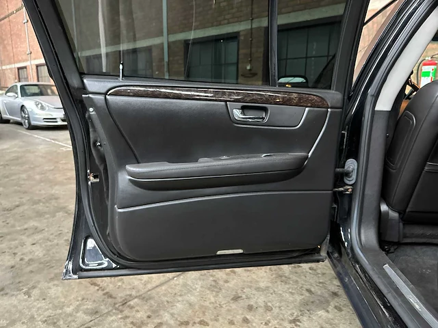Cadillac six door limousine superior 6-deurs rouwauto 2010 - afbeelding 28 van  47