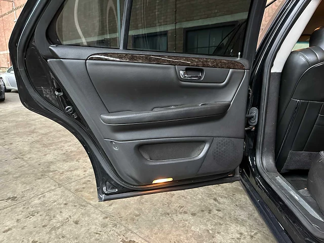 Cadillac six door limousine superior 6-deurs rouwauto 2010 - afbeelding 30 van  47