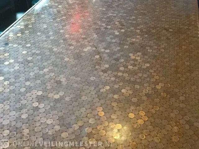 Cafe stamtafel sportcafe radix, ca. 9000 oude stuivers ingegoten in epoxi hars - afbeelding 7 van  10