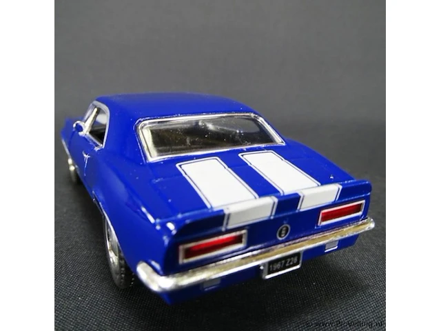 Camaro z (1967) blauw-wit - afbeelding 3 van  5