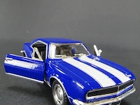 Camaro z (1967) blauw-wit - afbeelding 4 van  5