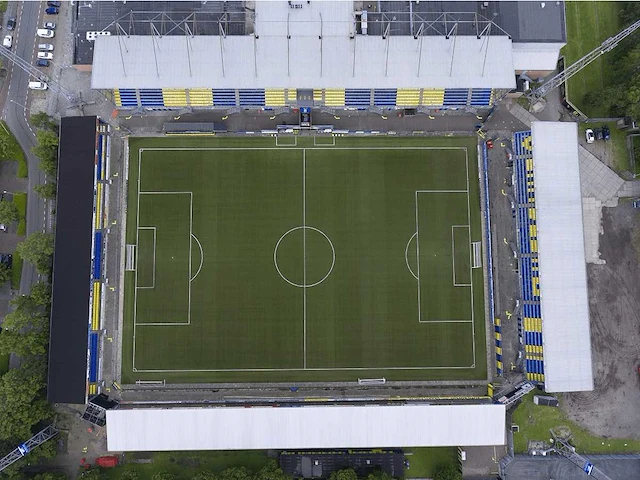 Cambuur - kunstgras - 7000m2 - voetbalveld - afbeelding 1 van  10