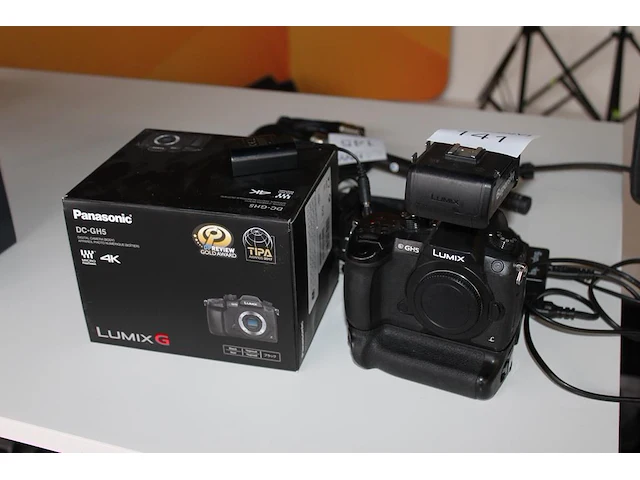 Camerabody panasonic lumix gh5 met panasonic microfoon adapter dmw-xlr1. compleet met accu's en lader. - afbeelding 1 van  4