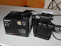 Camerabody panasonic lumix gh5 met panasonic microfoon adapter dmw-xlr1. compleet met accu's en lader. - afbeelding 1 van  4