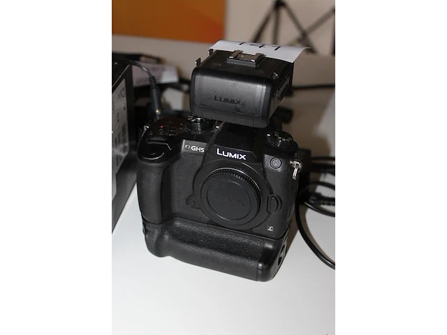 Camerabody panasonic lumix gh5 met panasonic microfoon adapter dmw-xlr1. compleet met accu's en lader. - afbeelding 2 van  4