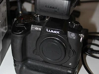 Camerabody panasonic lumix gh5 met panasonic microfoon adapter dmw-xlr1. compleet met accu's en lader. - afbeelding 2 van  4
