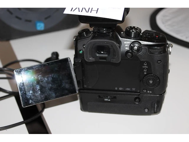 Camerabody panasonic lumix gh5 met panasonic microfoon adapter dmw-xlr1. compleet met accu's en lader. - afbeelding 3 van  4