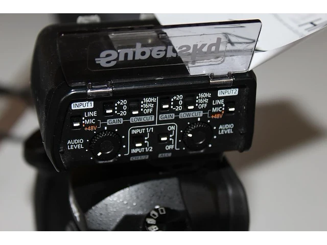 Camerabody panasonic lumix gh5 met panasonic microfoon adapter dmw-xlr1. compleet met accu's en lader. - afbeelding 4 van  4