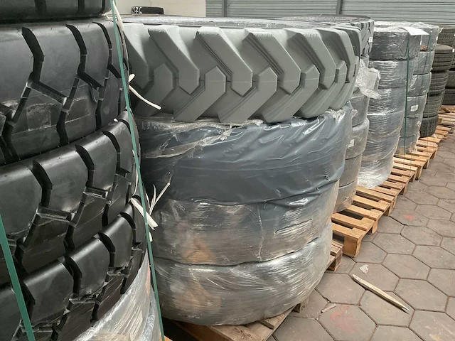 Camso heftruck band (4x) - afbeelding 1 van  3